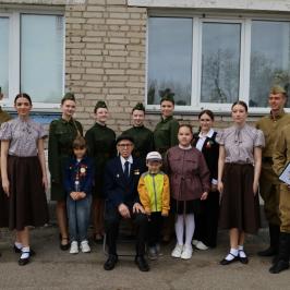 Праздничный концерт во дворе у дома ветерана