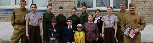 Праздничный концерт во дворе у дома ветерана